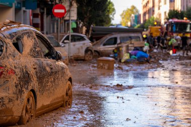 Fotoğraf Alfafar, Valencia, İspanya 'daki selin sonuçlarını gösteriyor. Hasarlı evler, yollar, arabalar ve sakinlerin çabaları, acil durum hizmetleri ve temizleme ve yeniden inşa etme gönüllüleri ele geçirildi.