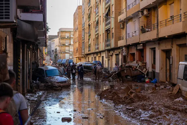 Fotoğraf Alfafar, Valencia, İspanya 'daki selin sonuçlarını gösteriyor. Hasarlı evler, yollar, arabalar ve sakinlerin çabaları, acil durum hizmetleri ve temizleme ve yeniden inşa etme gönüllüleri ele geçirildi.