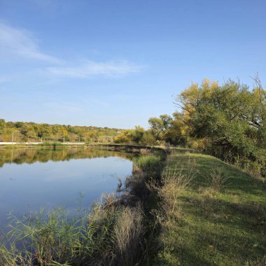 Arka planda bir nehir olan güzel bir manzara.