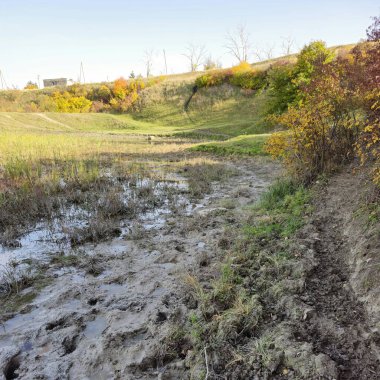 bir yağmur sonra toprak yol