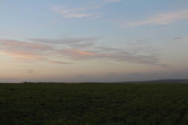 Denizin üzerinde güzel bir gün batımı