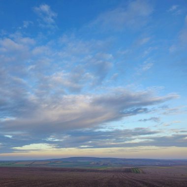 Tarlanın üzerinde güzel bir gün batımı