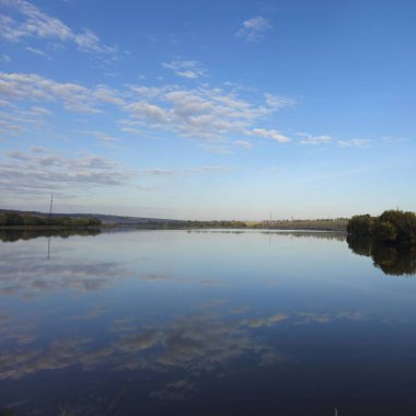 Güzel göl manzarası