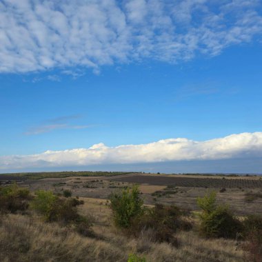 Bulutlu bir günde güzel bir manzara