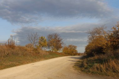 Yollu ve bulutlu güzel bir manzara.