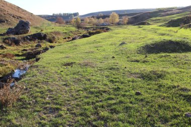 Dağlarda şelalesi olan güzel bir manzara.