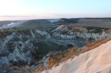 Tepelerin ve nehrin manzarası