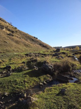Dağlarda dağları olan güzel bir manzara.