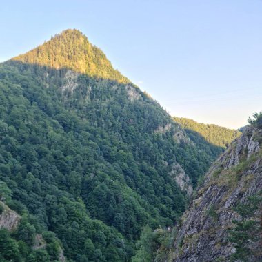 Dağlardaki güzel dağ manzarası