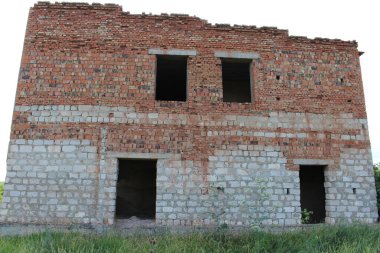 Pripyat köyündeki eski bir tuğla evin kalıntıları. Çernobil Yasaklama Bölgesi 'ndeki nükleer santral şehri.