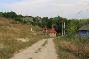 Dağlardaki eski evlerin köyü.