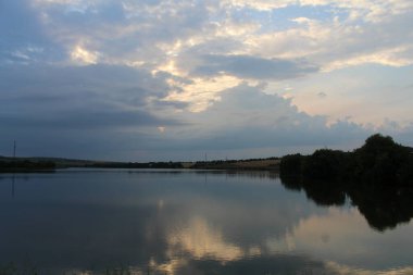 Gölde gün batımı.