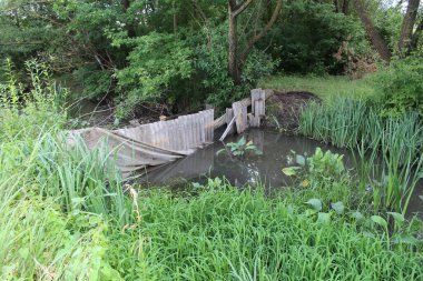 bir nehir üzerinde eski ahşap köprü.