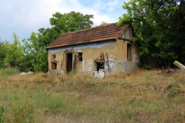 Şehirdeki terk edilmiş eski bina.