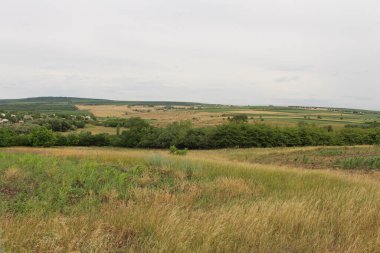 Köydeki dağların manzarası