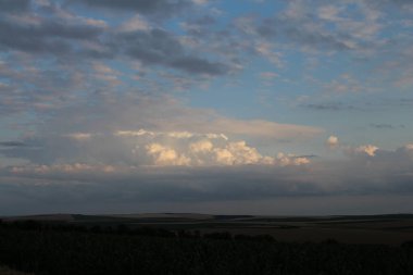 Bir tepenin üstünde dramatik bir gökyüzü