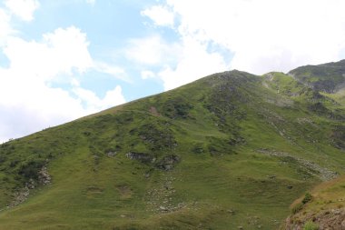 Bulutlu gökyüzü ile güzel dağ manzarası
