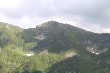 Dağları ve bulutları olan güzel bir manzara