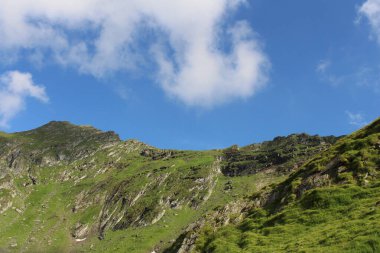 Kafkasların dağlarındaki dağ manzarasının güzel manzarası. Rusya.