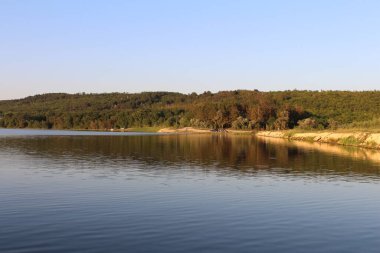 Ormanın kıyısındaki güzel göl