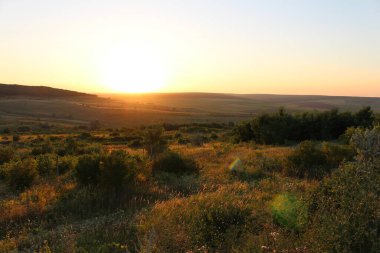 Kırsalda gün batımının manzarası