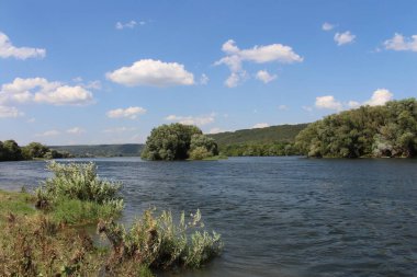 Dağlarda güzel bir nehir manzarası