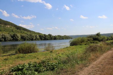 Parktaki nehrin güzel manzarası