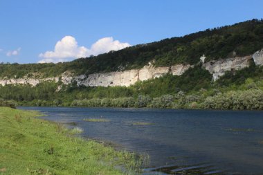 Nehir kanyonun kıyısında.