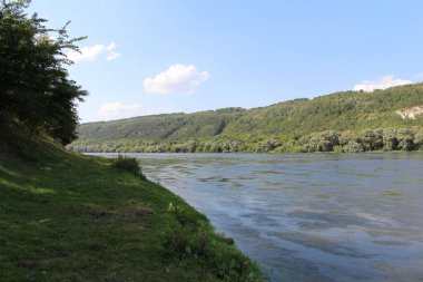 Arka planda doğada güzel bir nehir.