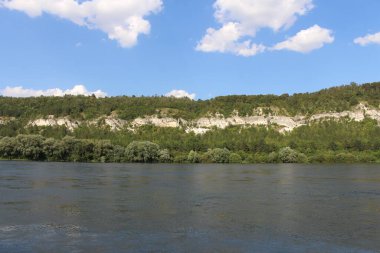 Güzel nehir ve mavi gökyüzü