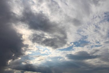 Gün batımında dramatik kara bulutlar, doğal arka plan