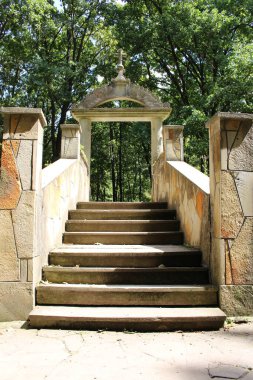 Eski bir kaleye giden taş merdivenler.