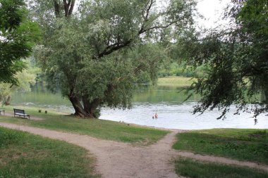 Şehirdeki nehrin güzel manzarası