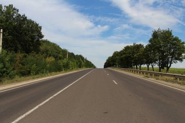 Kırsalda boş bir yol