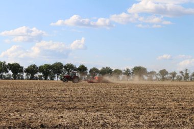 Tarlada traktörle çalışan çiftçi.