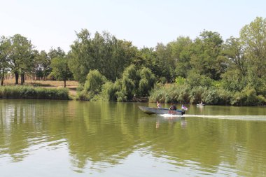 Sabah gölü olan tekne.