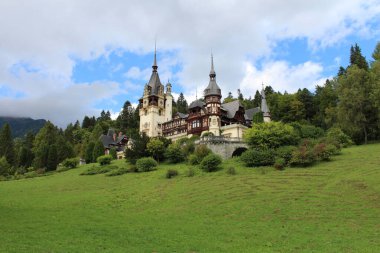 Dağlardaki eski kasabanın manzarası