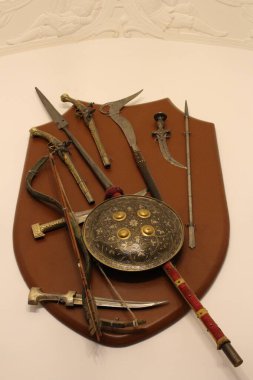 Bir kalenin arka planında Ortaçağ şövalyesi zırhı