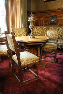 Şehirdeki bir restoranın içinde.