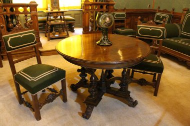 odada eski ahşap masa