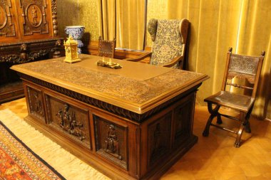 Modern bir binanın içinde.