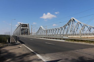 Nehrin Üzerinde Yaya Köprüsü