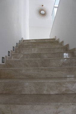 Modern tarzda taş ve mermerden yapılmış merdiven.