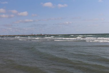 Deniz dalgaları ve mavi gökyüzü