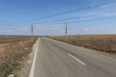 İlkbaharda kırsal bir köy yolu.