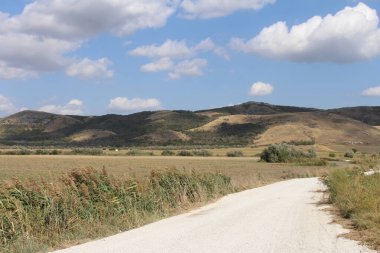 Dağ manzaralı kırsal yol