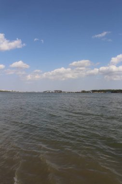 Şehirdeki nehir manzarası