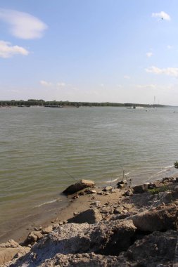 Büyük beyaz bir kumla güzel bir deniz manzarasının dikey çekimi.