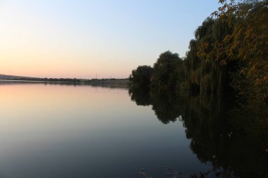 Gölün üzerinde güzel bir gün batımı