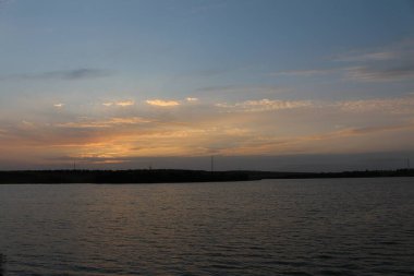 Gölün üzerinde güzel bir gün batımı